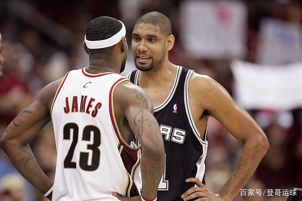 詹姆斯在背